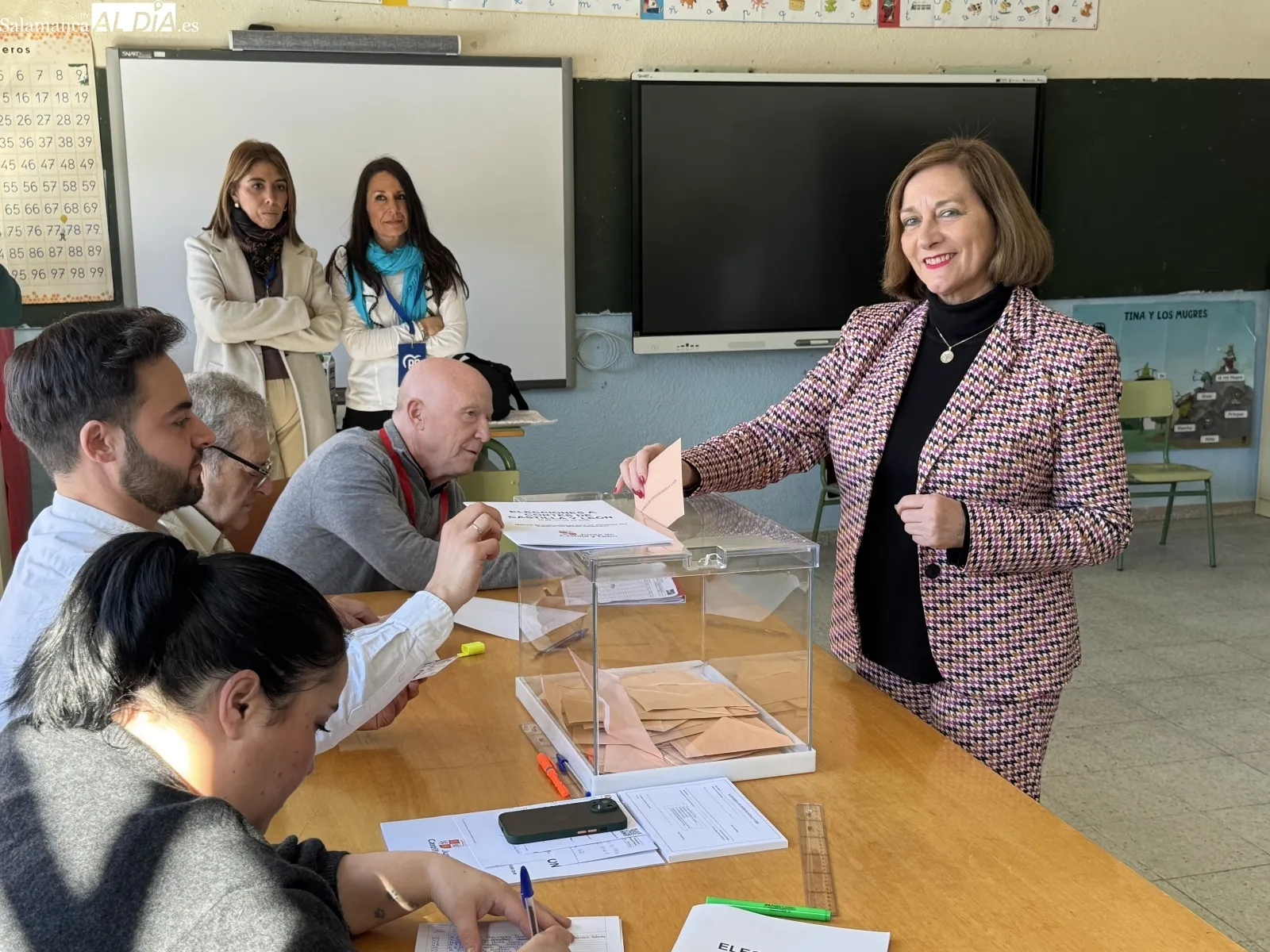 Foto 3 - Carmen &Aacute;vila y Eva L&oacute;pez ejercen su derecho al voto en una jornada electoral tranquila en Pe&ntilde;aranda
