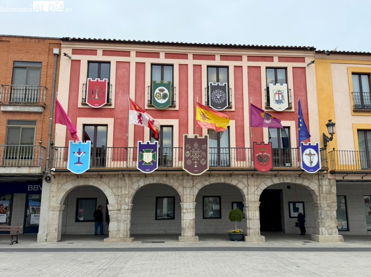 Los balcones del Ayuntamiento ya anuncian la Semana Santa luciendo los símbolos de las cofradías