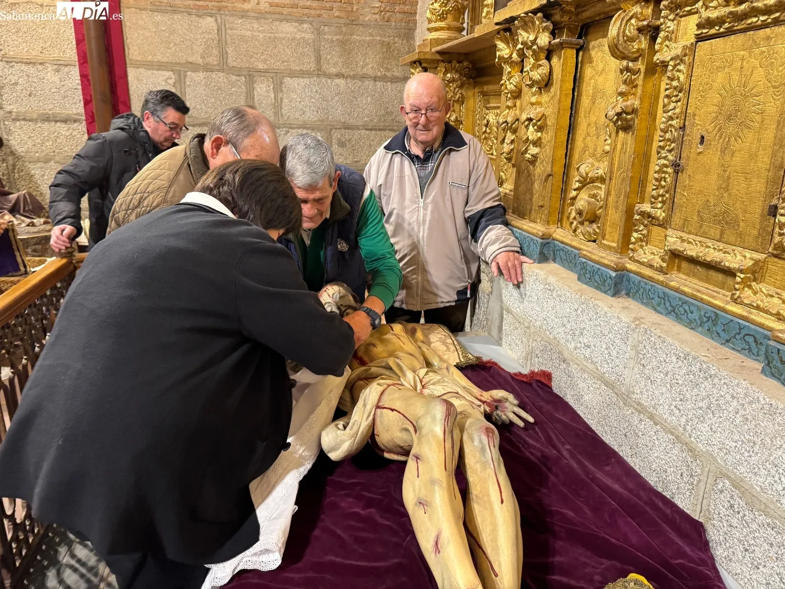 Foto 2 - La fe y la tradici&oacute;n  multitudinaria marcan el hist&oacute;rico cambio de ropa del Santo Cristo de la Cama