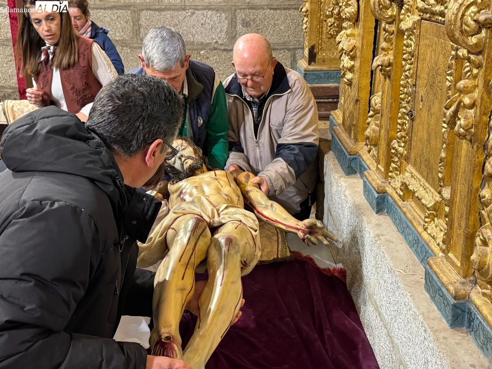 Foto 3 - La fe y la tradici&oacute;n  multitudinaria marcan el hist&oacute;rico cambio de ropa del Santo Cristo de la Cama