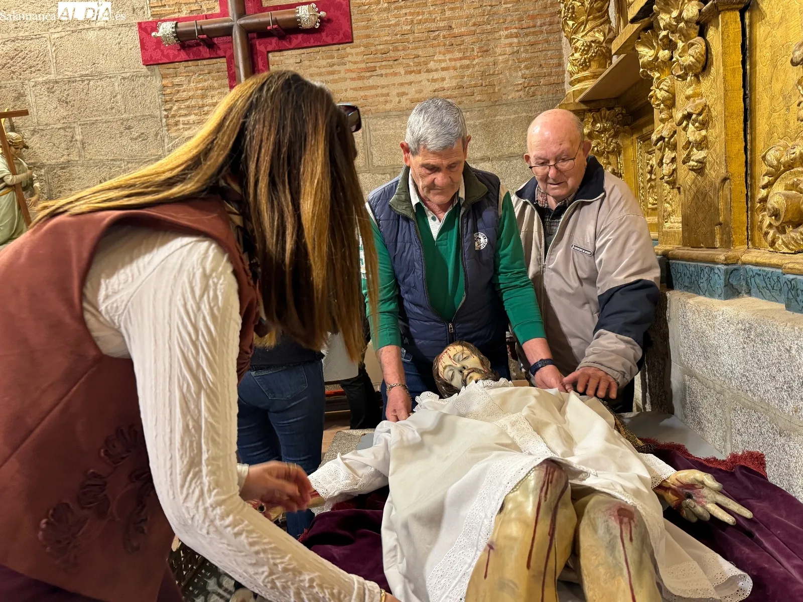 Foto 4 - La fe y la tradici&oacute;n  multitudinaria marcan el hist&oacute;rico cambio de ropa del Santo Cristo de la Cama