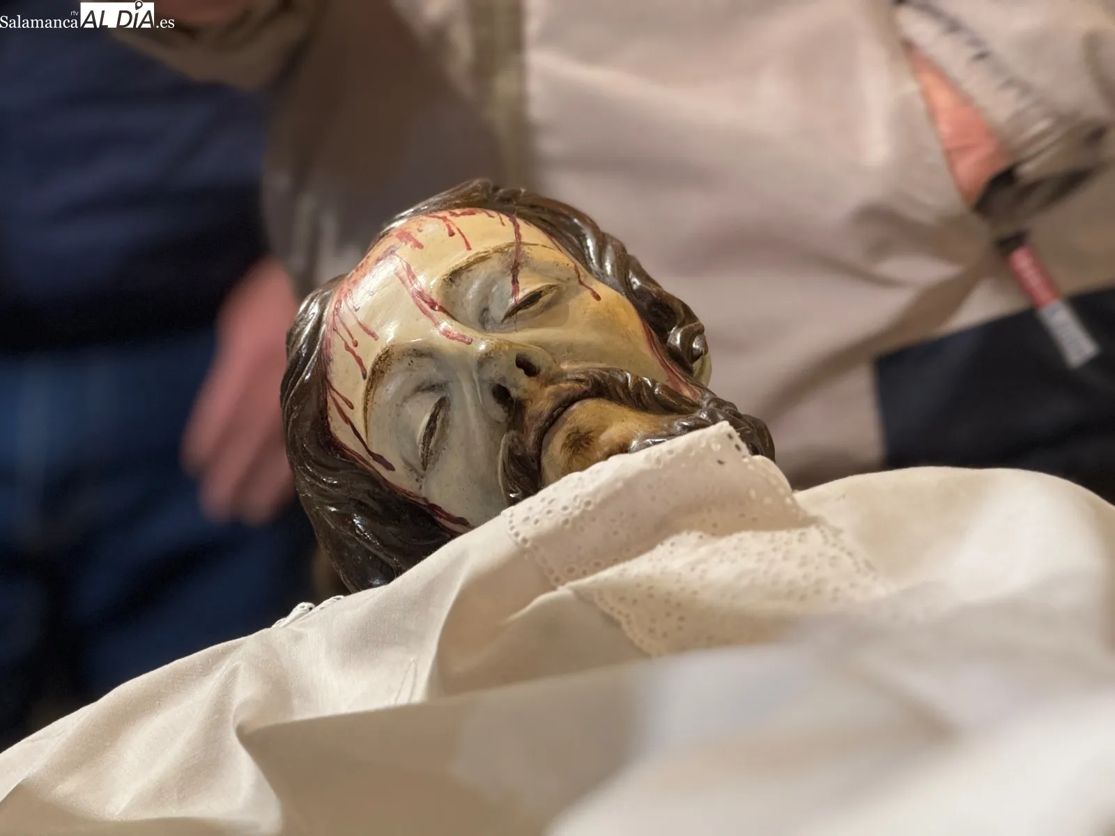 Foto 5 - La fe y la tradici&oacute;n  multitudinaria marcan el hist&oacute;rico cambio de ropa del Santo Cristo de la Cama