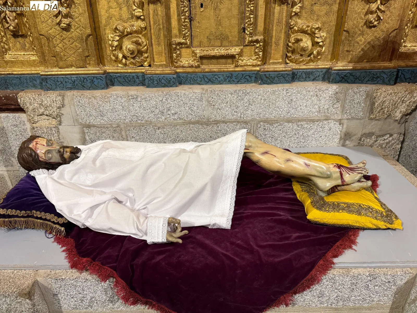 Foto 6 - La fe y la tradici&oacute;n  multitudinaria marcan el hist&oacute;rico cambio de ropa del Santo Cristo de la Cama