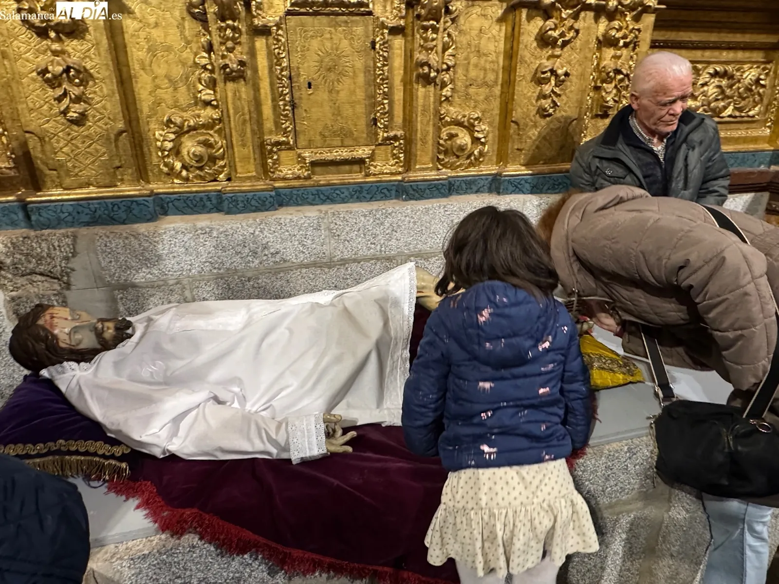 Foto 7 - La fe y la tradici&oacute;n  multitudinaria marcan el hist&oacute;rico cambio de ropa del Santo Cristo de la Cama