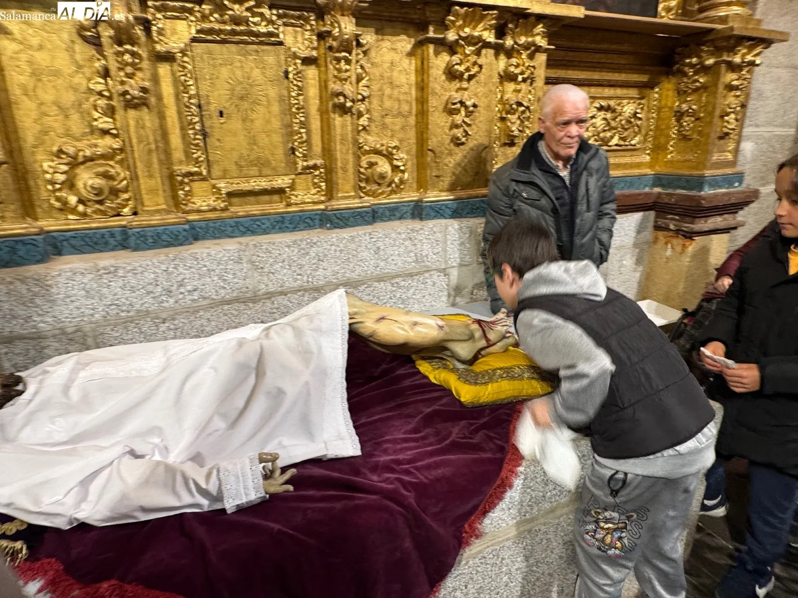 Foto 8 - La fe y la tradici&oacute;n  multitudinaria marcan el hist&oacute;rico cambio de ropa del Santo Cristo de la Cama