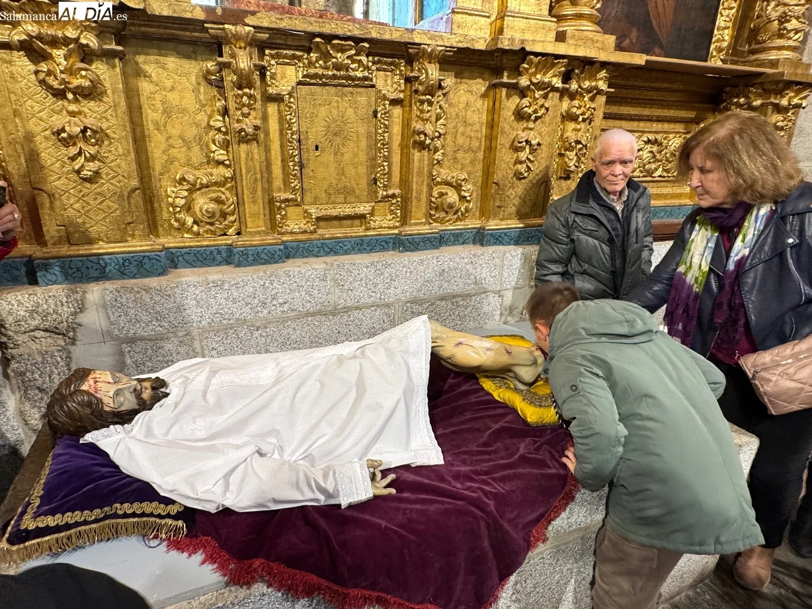 Foto 9 - La fe y la tradici&oacute;n  multitudinaria marcan el hist&oacute;rico cambio de ropa del Santo Cristo de la Cama