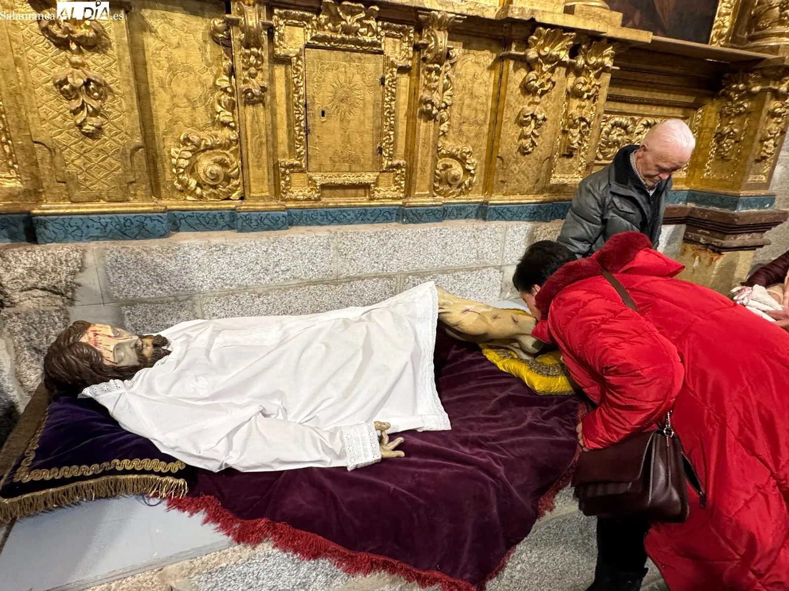 Foto 11 - La fe y la tradici&oacute;n  multitudinaria marcan el hist&oacute;rico cambio de ropa del Santo Cristo de la Cama