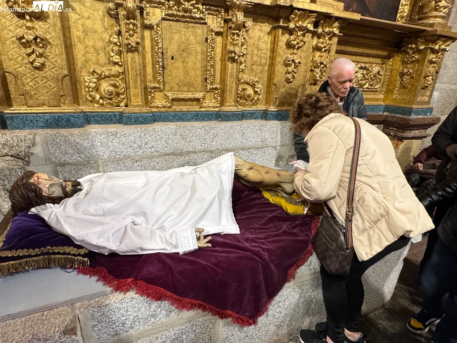 Foto 10 - La fe y la tradici&oacute;n  multitudinaria marcan el hist&oacute;rico cambio de ropa del Santo Cristo de la Cama
