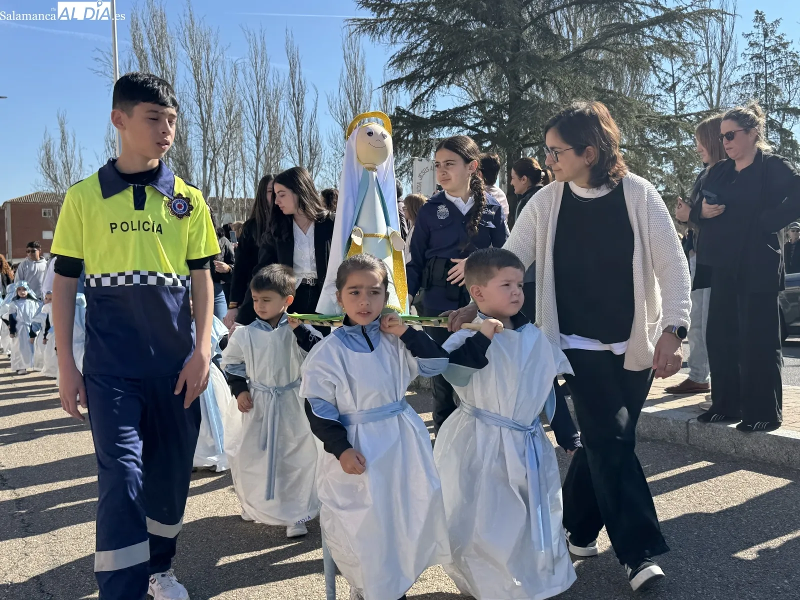 Foto 4 - La Encarnaci&oacute;n pone en marcha la Semana Santa con su gran V&iacute;a Crucis escolar