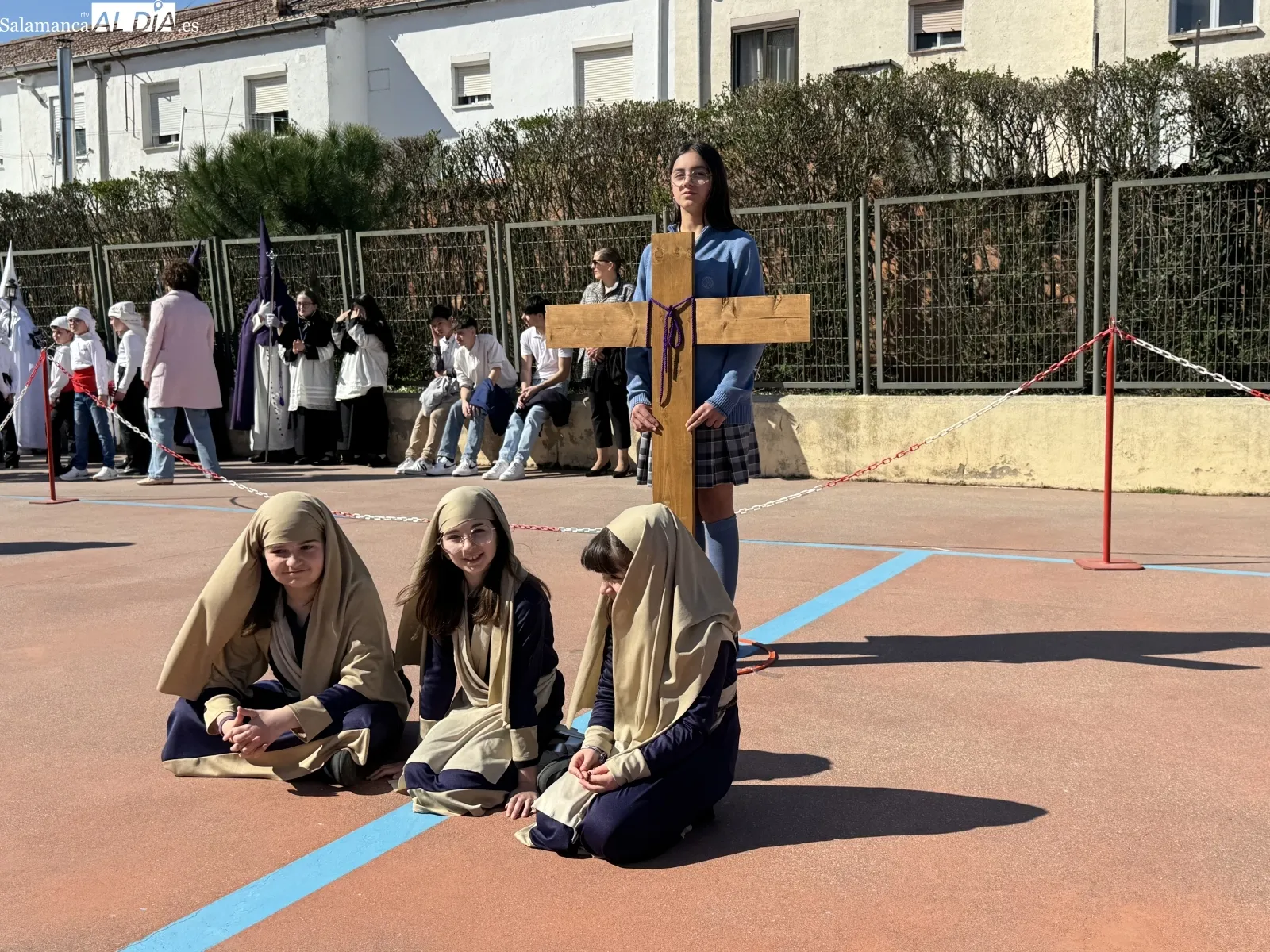 Foto 6 - La Encarnaci&oacute;n pone en marcha la Semana Santa con su gran V&iacute;a Crucis escolar