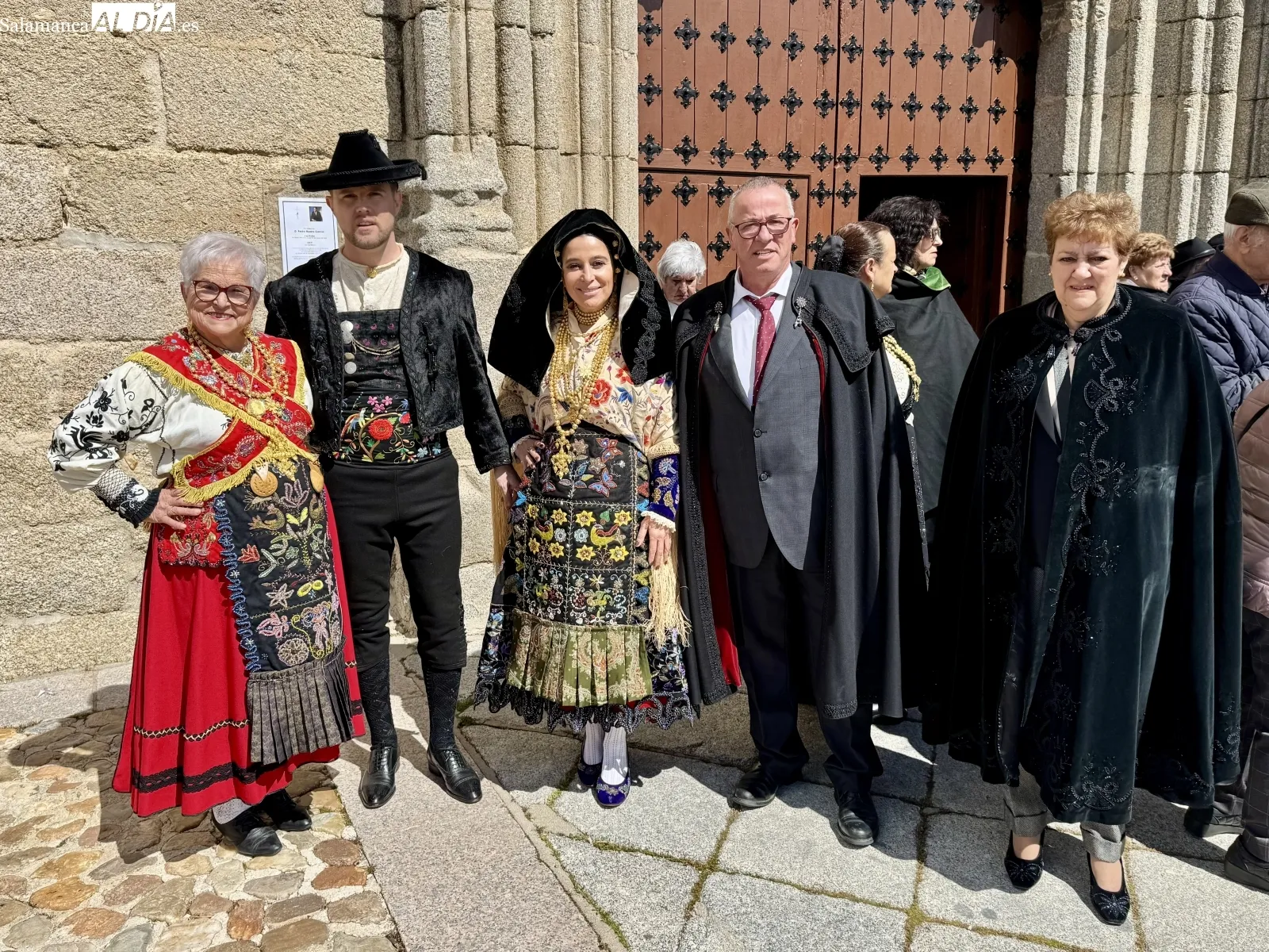 Foto 2 - Macotera convierte la tradici&oacute;n en fiesta con el multitudinario II Encuentro de Capas y Trajes Charros