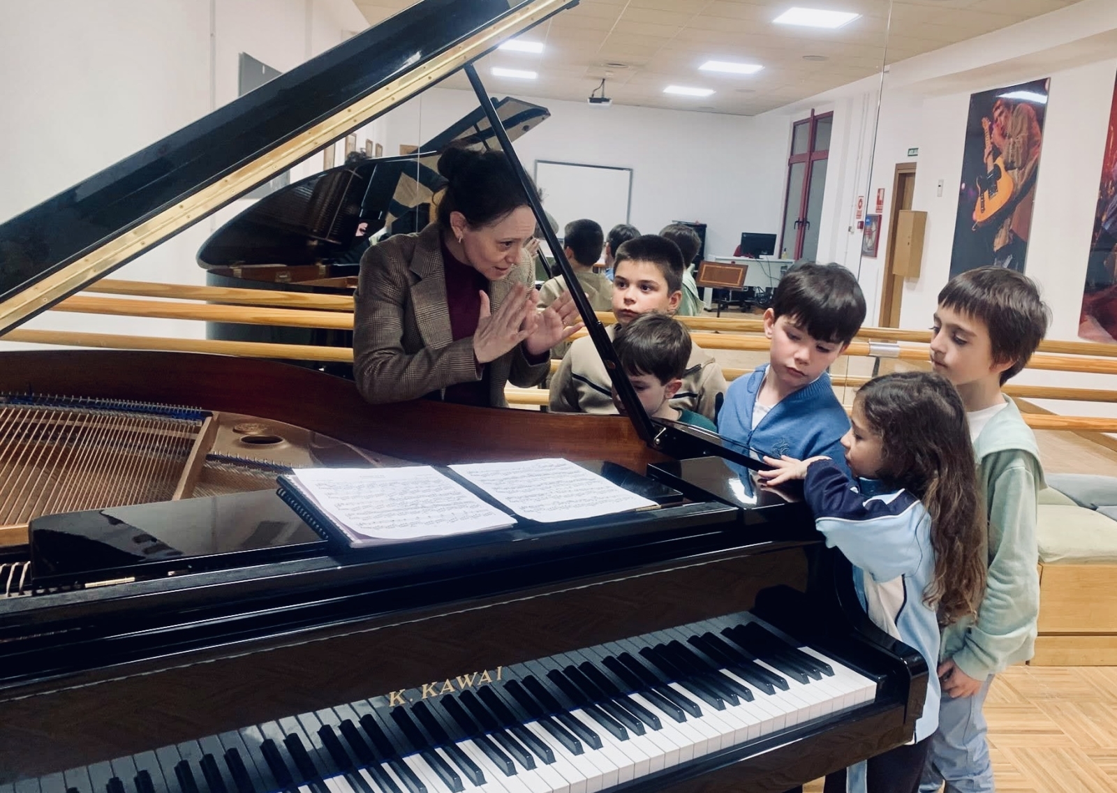 El sonido de los comienzos: Así descubren el piano y sus misterios los más pequeños de la Escuela Municipal de Música