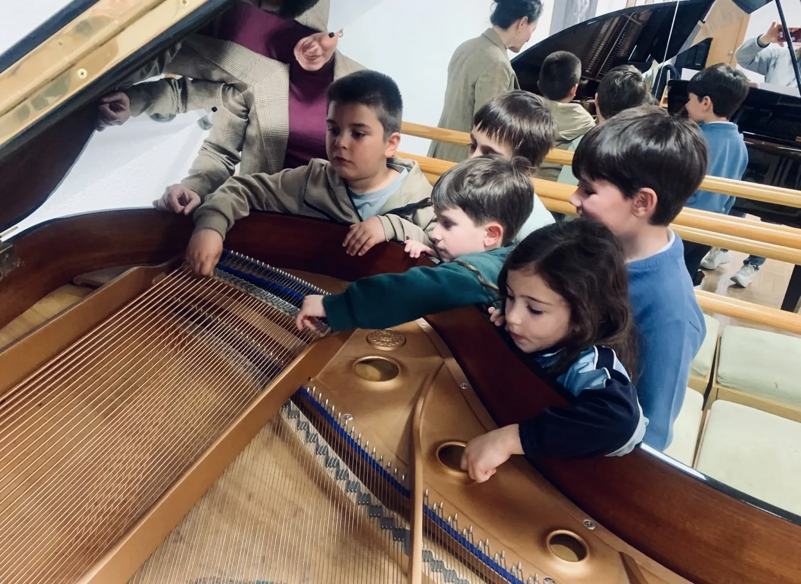 Alumnos de la EMM descubriendo el piano. Fotos EMM