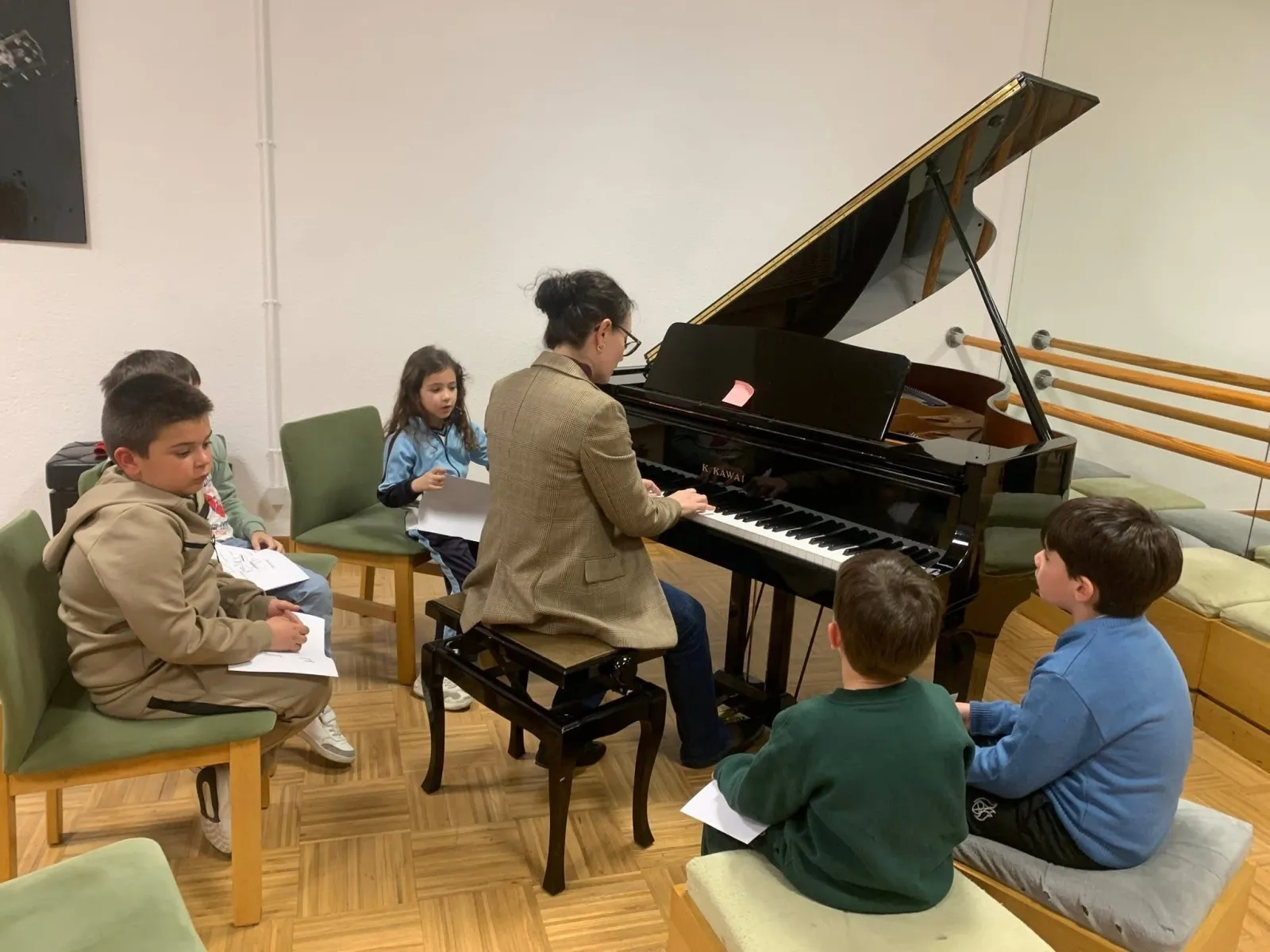 Alumnos de la EMM descubriendo el piano. Fotos EMM
