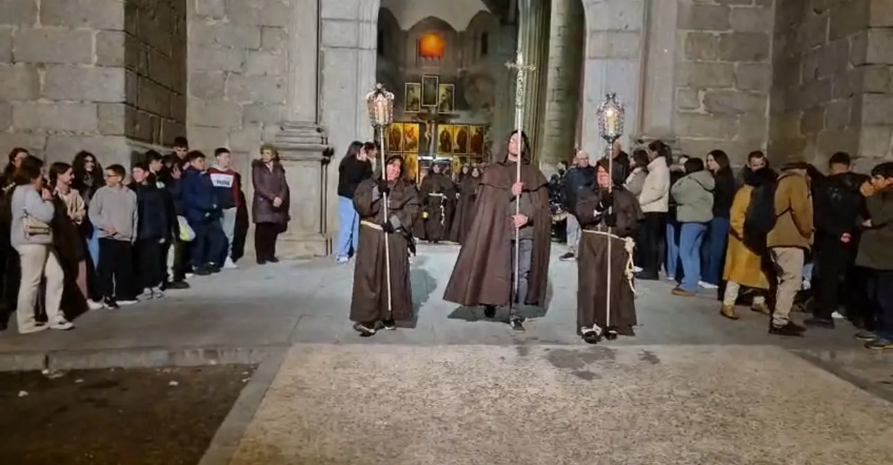 Foto 2 - Silencio, devoci&oacute;n y recuerdo emocionado a los difuntos marcan el Lunes Santo en el acto penitencial del Santo Cristo