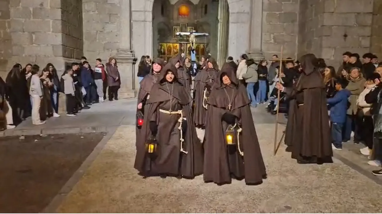 Foto 3 - Silencio, devoci&oacute;n y recuerdo emocionado a los difuntos marcan el Lunes Santo en el acto penitencial del Santo Cristo