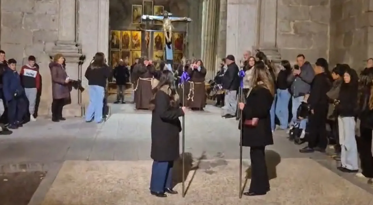 Foto 4 - Silencio, devoci&oacute;n y recuerdo emocionado a los difuntos marcan el Lunes Santo en el acto penitencial del Santo Cristo