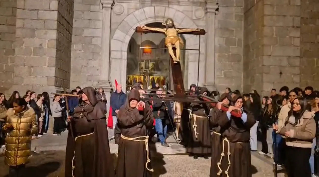Foto 5 - Silencio, devoci&oacute;n y recuerdo emocionado a los difuntos marcan el Lunes Santo en el acto penitencial del Santo Cristo