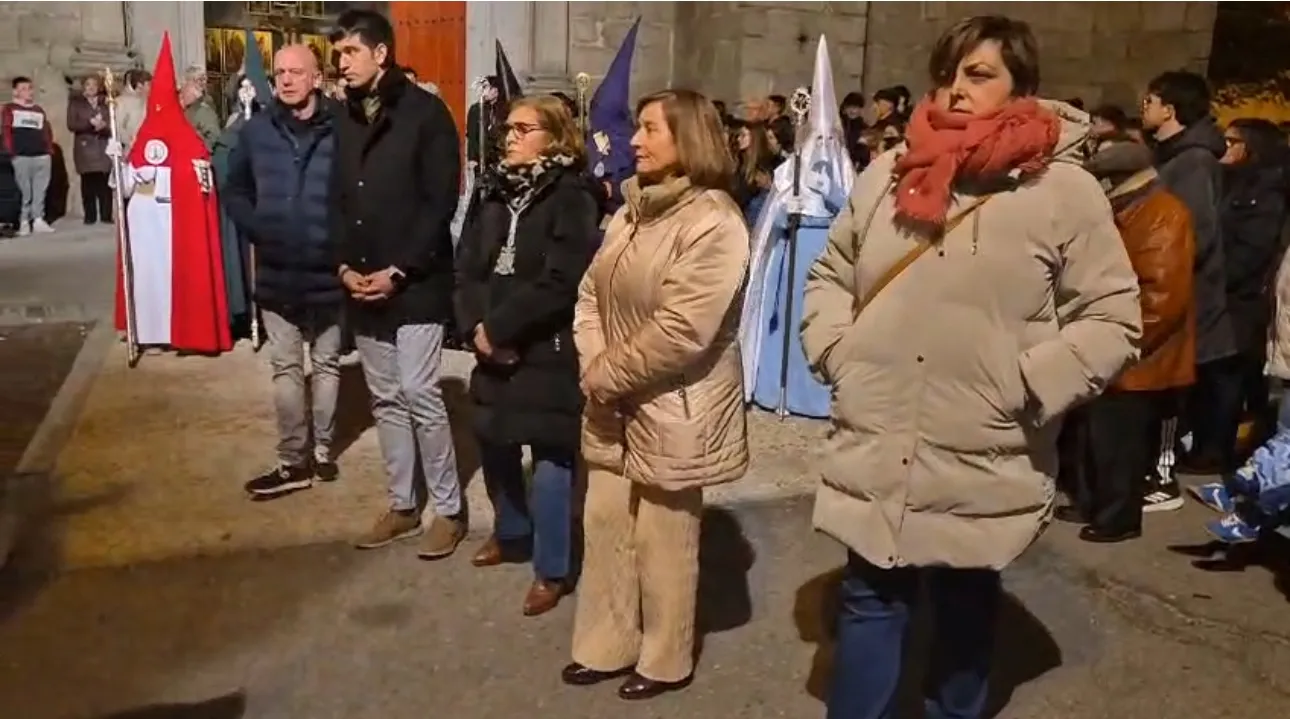 Foto 6 - Silencio, devoci&oacute;n y recuerdo emocionado a los difuntos marcan el Lunes Santo en el acto penitencial del Santo Cristo