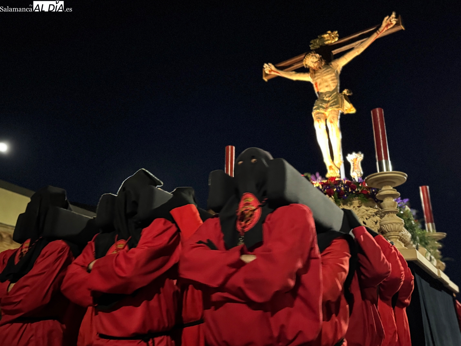 El silencio y la emoción envuelven el traslado del Cristo del Humilladero la Virgen de las Lágrimas en la noche de Martes Santo