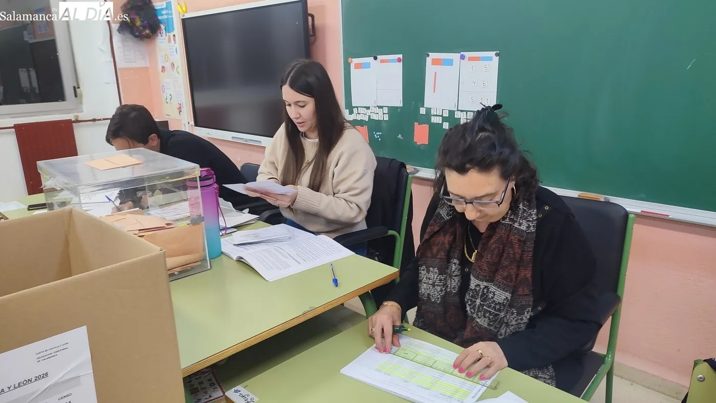 Momento del recuento de votos en el colegio electoral de Vitigudino / CORRAL