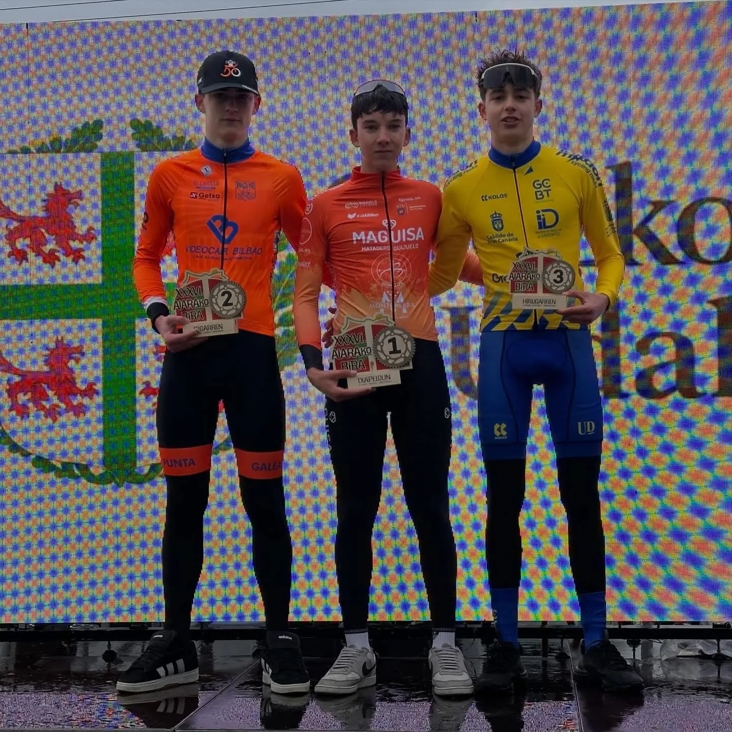 Foto 4 - Samuel Mu&ntilde;oz (Ciclismo Guijuelo) gana la monta&ntilde;a y la clasificaci&oacute;n de j&oacute;venes en la Aiarako Bira  