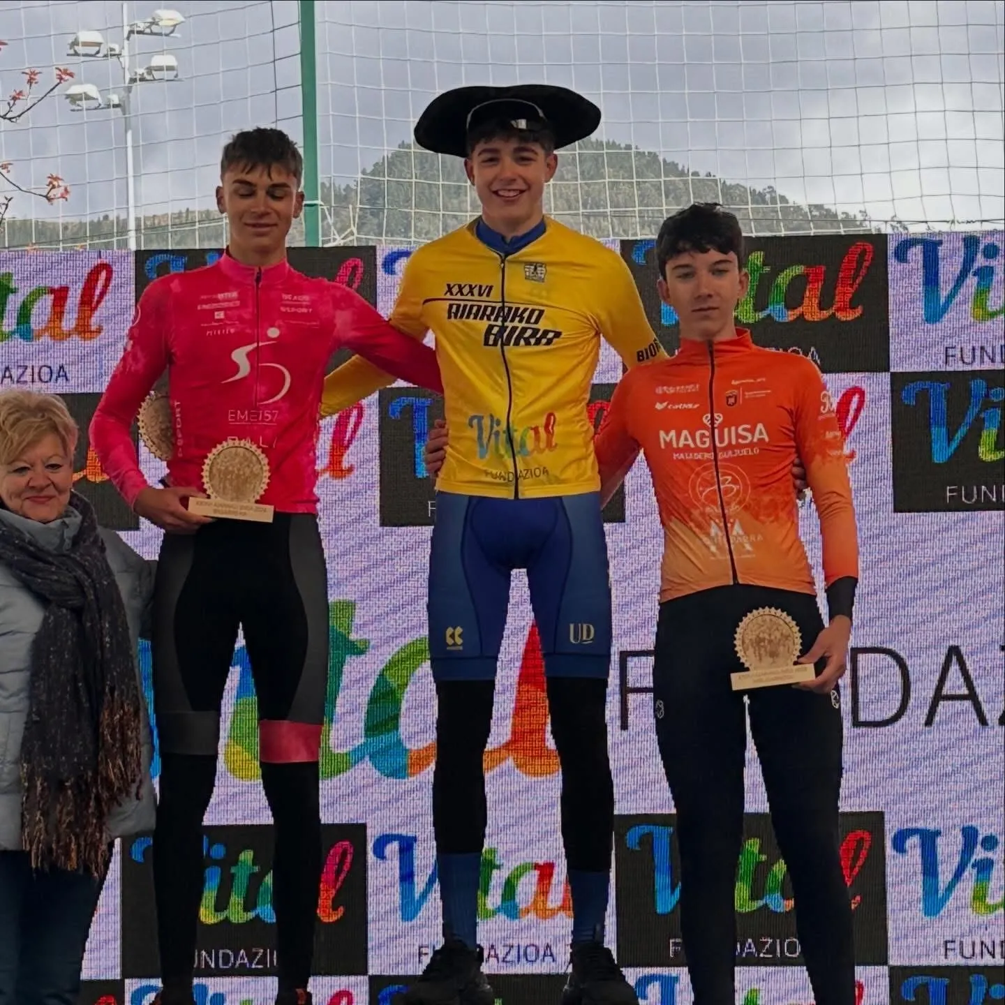 Foto 3 - Samuel Mu&ntilde;oz (Ciclismo Guijuelo) gana la monta&ntilde;a y la clasificaci&oacute;n de j&oacute;venes en la Aiarako Bira  