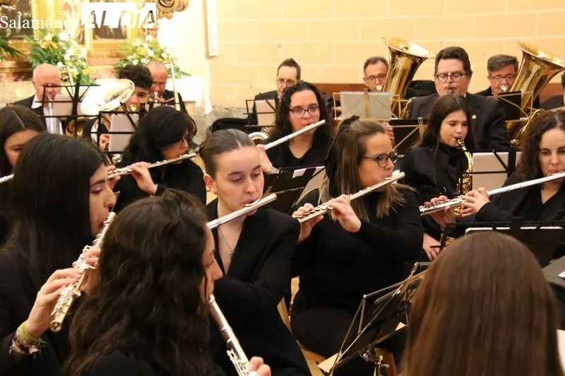Foto 4 - La Banda de M&uacute;sica de Alba de Tormes brilla en su concierto de Semana Santa