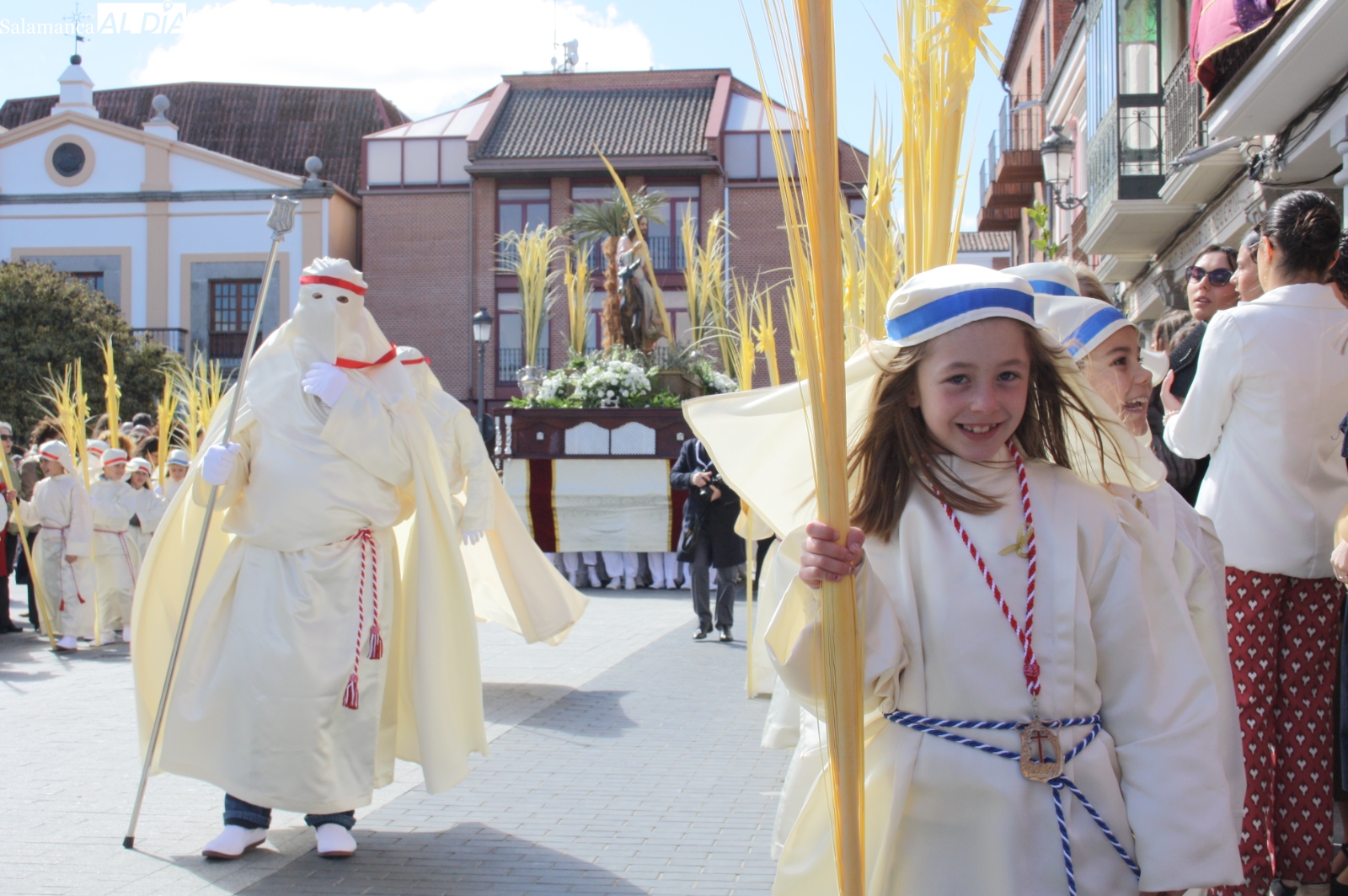 Peñaranda bendice sus ramos y arropa a La Borriquilla en un frio pero multitudinario arranque de Semana Santa frío