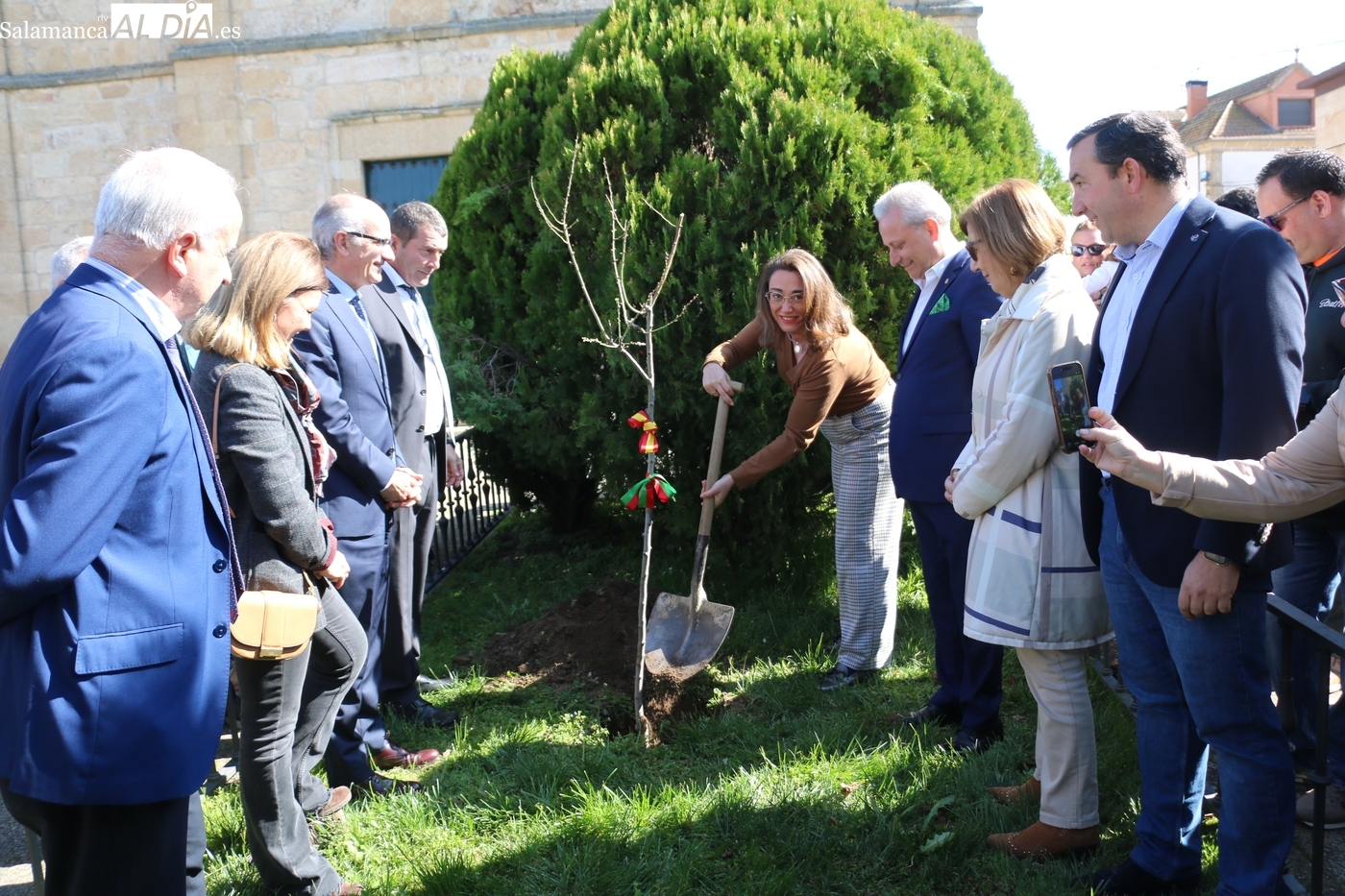 La Fregeneda celebra el Día del Almendro con la consejera de Agricultura
