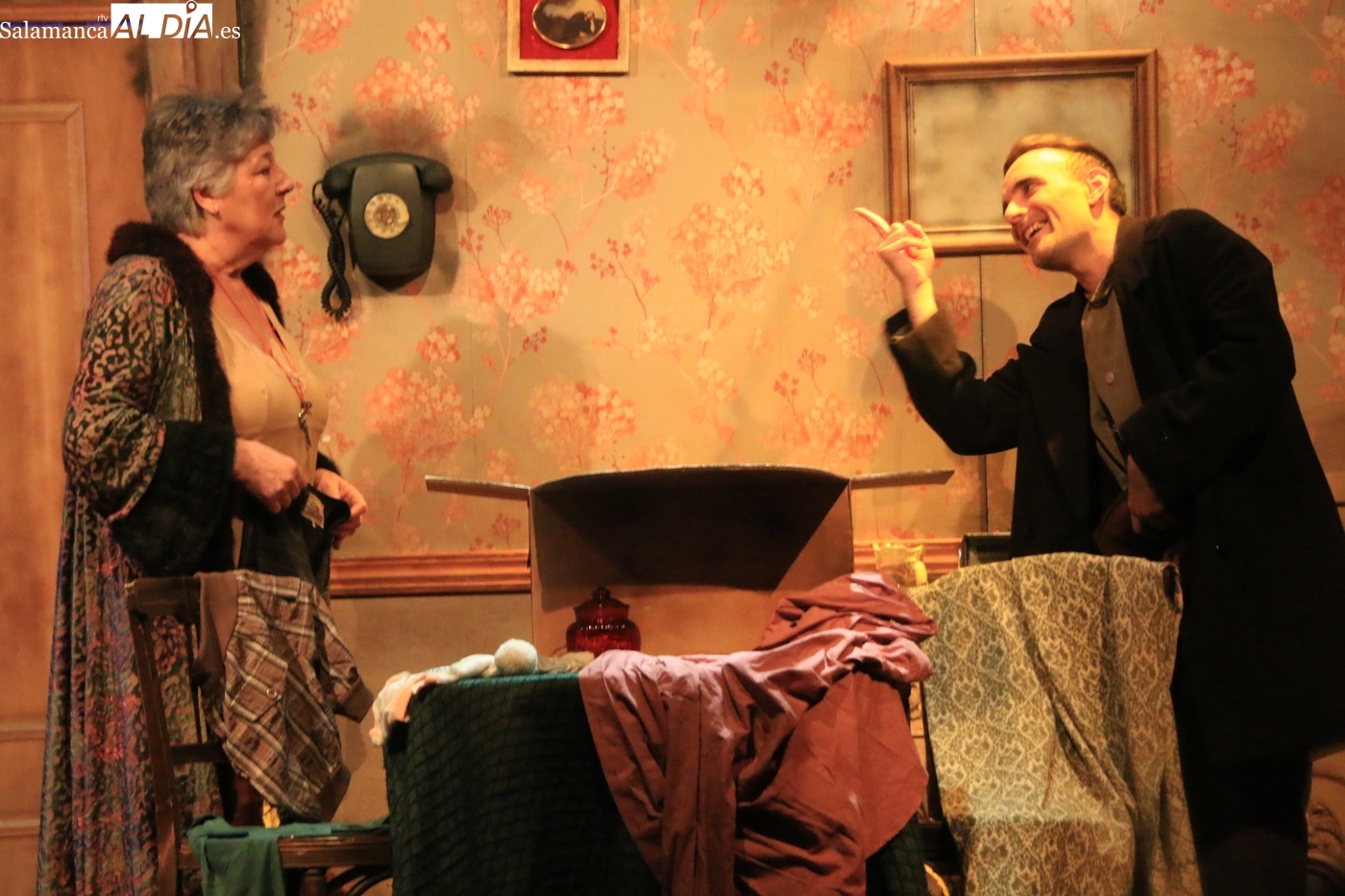 Paraskenia Teatro presenta sus credenciales para revalidar el título en Vitigudino con una emotiva Maison Close