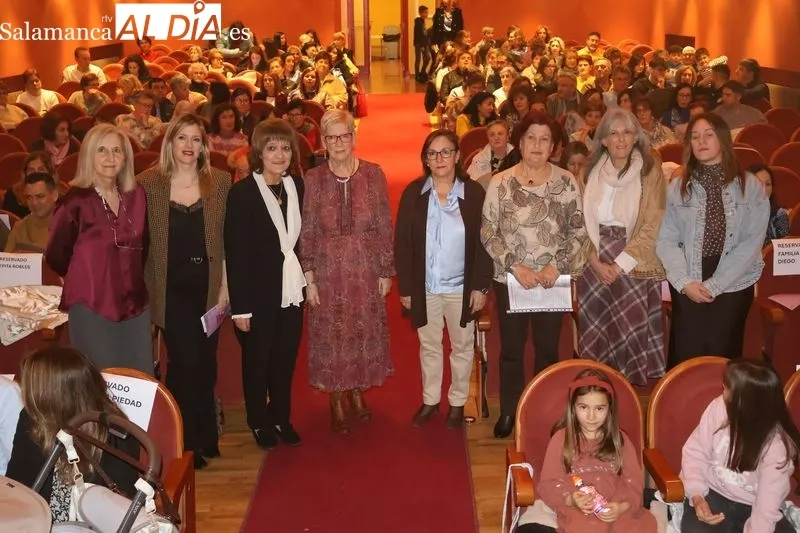Foto 9 - Alba de Tormes reconoce la trayectoria de cinco mujeres en el acto central del 8M