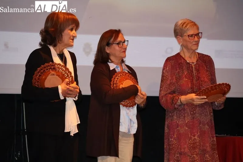 Foto 3 - Alba de Tormes reconoce la trayectoria de cinco mujeres en el acto central del 8M