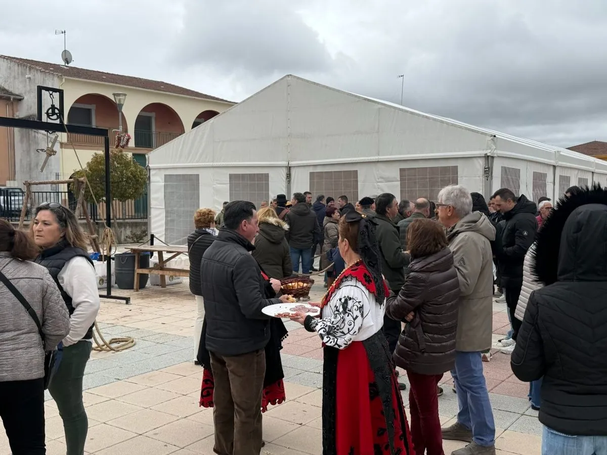 Foto 11 - Protecci&oacute;n Civil de Guijuelo recibe el nombramiento como Matancero de Honor en Campillo (Fotos)