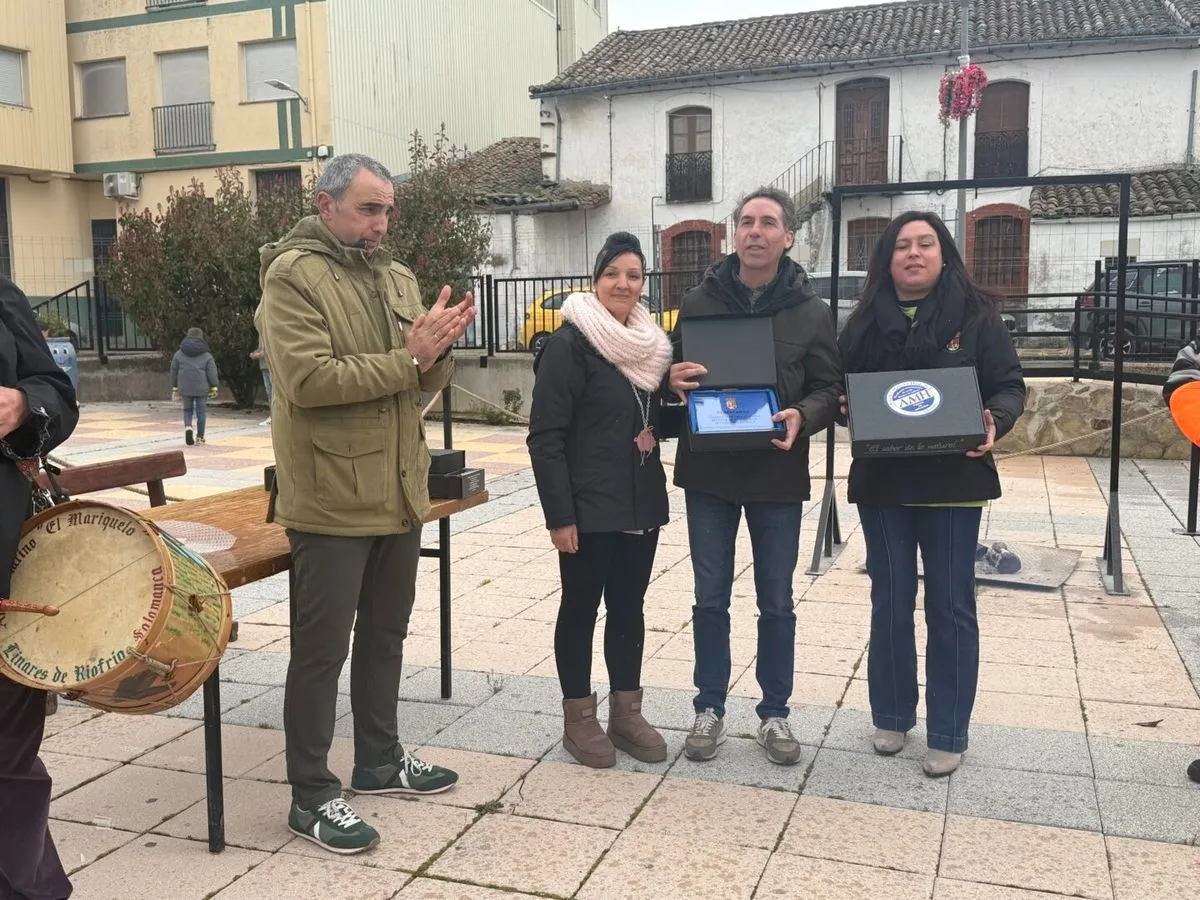 Foto 6 - Protecci&oacute;n Civil de Guijuelo recibe el nombramiento como Matancero de Honor en Campillo (Fotos)