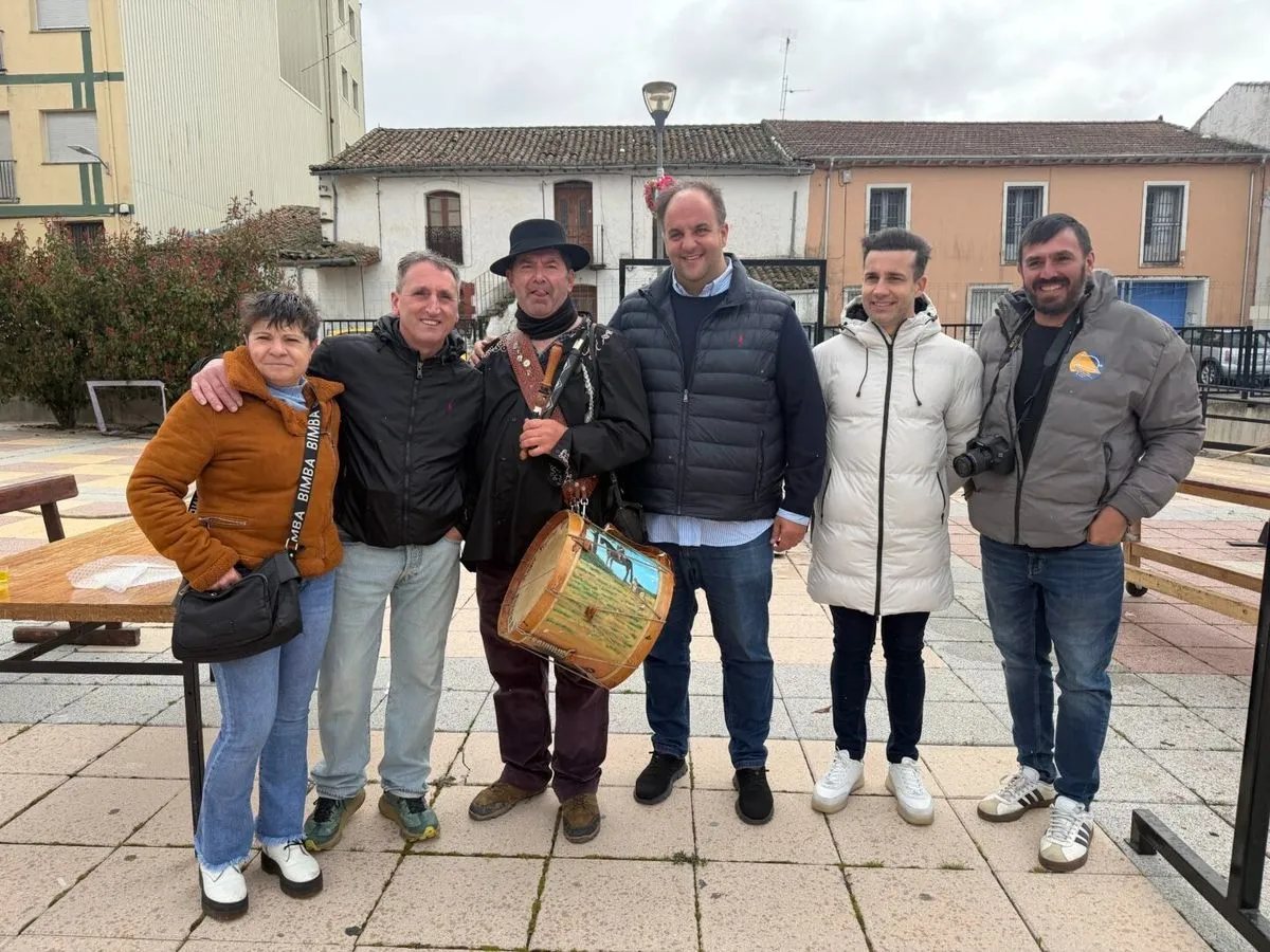 Foto 2 - Protecci&oacute;n Civil de Guijuelo recibe el nombramiento como Matancero de Honor en Campillo (Fotos)