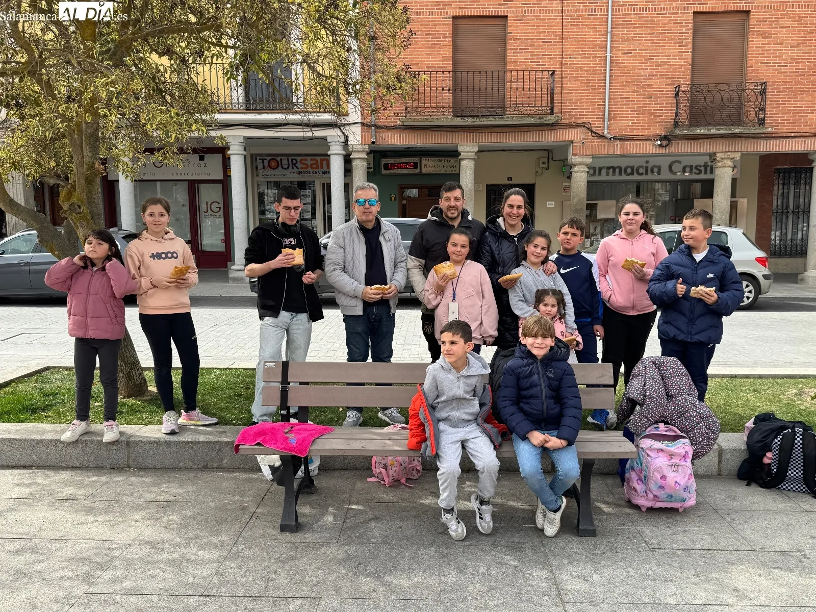 Foto 3 - Pe&ntilde;aranda responde con 1000 empanadas a la llamada solidaria de Manos Unidas
