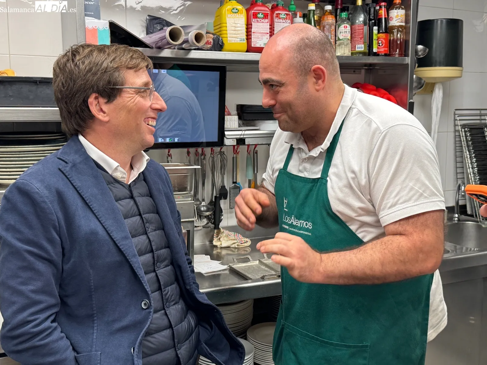 Foto 3 - Entre sonrisas, fogones y fotos: el mediod&iacute;a m&aacute;s distendido de Mart&iacute;nez Almeida en Los &Aacute;lamos antes de su gran cita electoral en Pe&ntilde;aranda