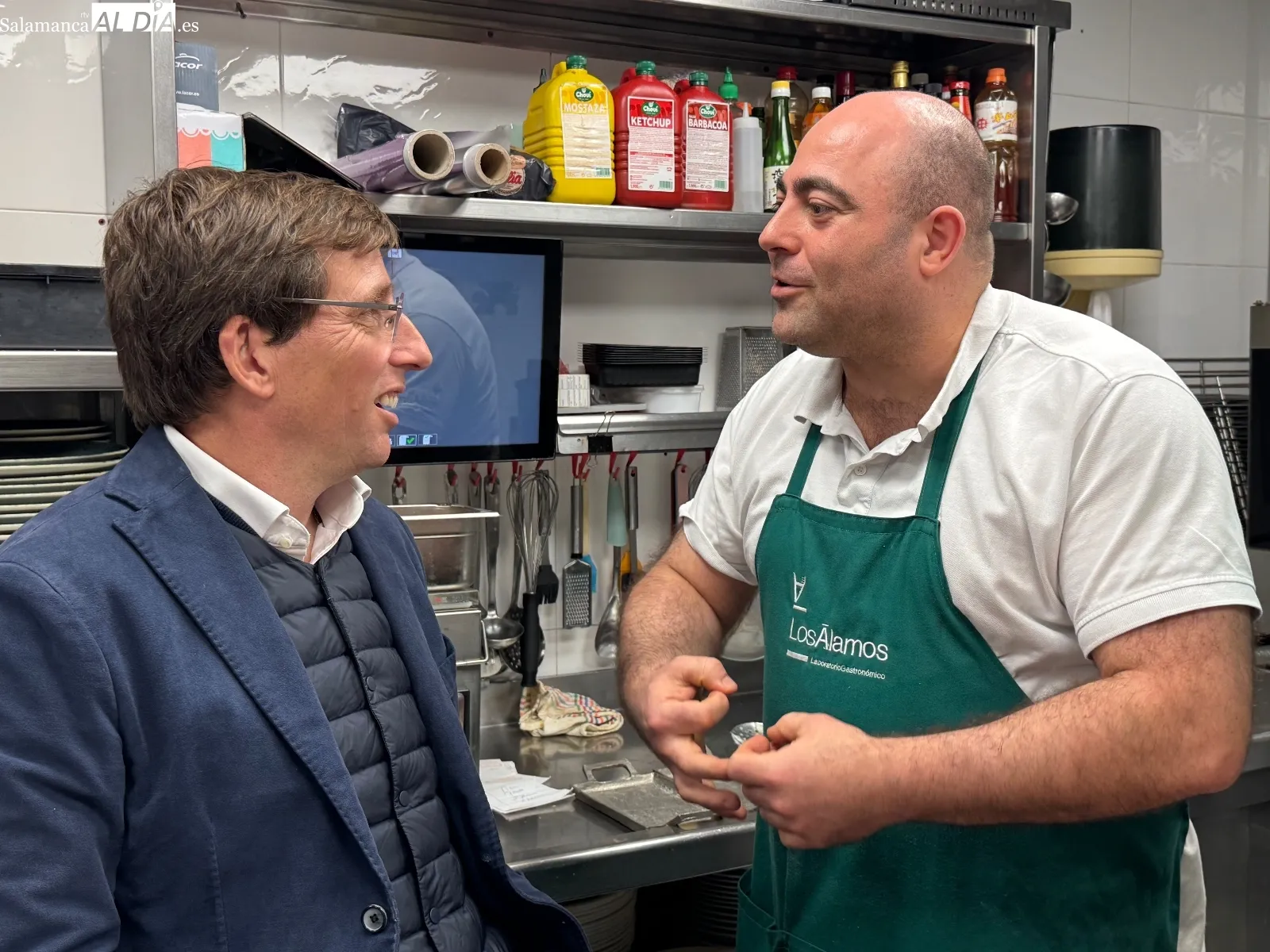 Foto 4 - Entre sonrisas, fogones y fotos: el mediod&iacute;a m&aacute;s distendido de Mart&iacute;nez Almeida en Los &Aacute;lamos antes de su gran cita electoral en Pe&ntilde;aranda