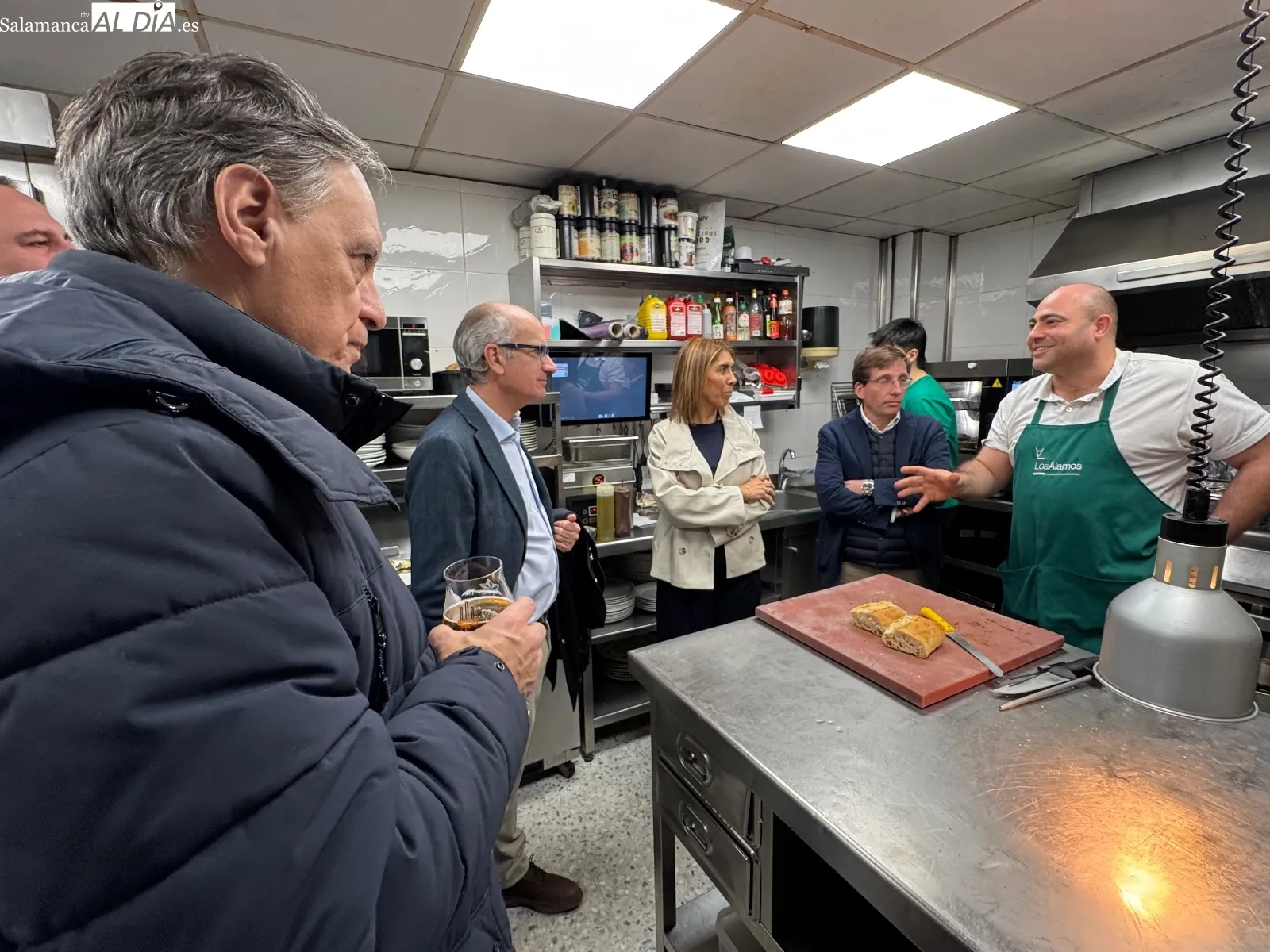 Foto 5 - Entre sonrisas, fogones y fotos: el mediod&iacute;a m&aacute;s distendido de Mart&iacute;nez Almeida en Los &Aacute;lamos antes de su gran cita electoral en Pe&ntilde;aranda