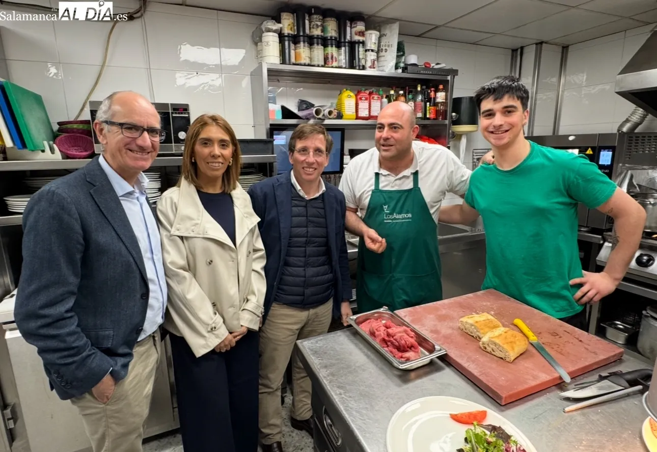 Foto 2 - Entre sonrisas, fogones y fotos: el mediod&iacute;a m&aacute;s distendido de Mart&iacute;nez Almeida en Los &Aacute;lamos antes de su gran cita electoral en Pe&ntilde;aranda