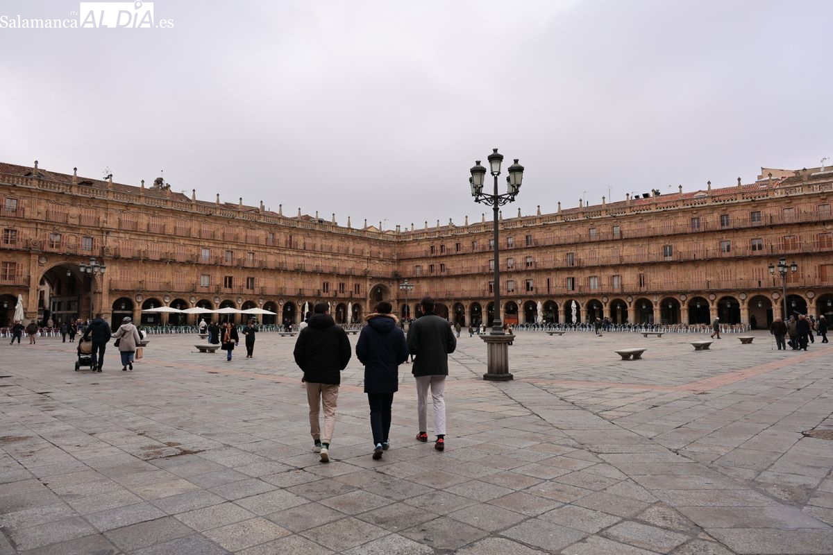 Frío polar y viento intenso en el inicio de la Semana Santa de Salamanca