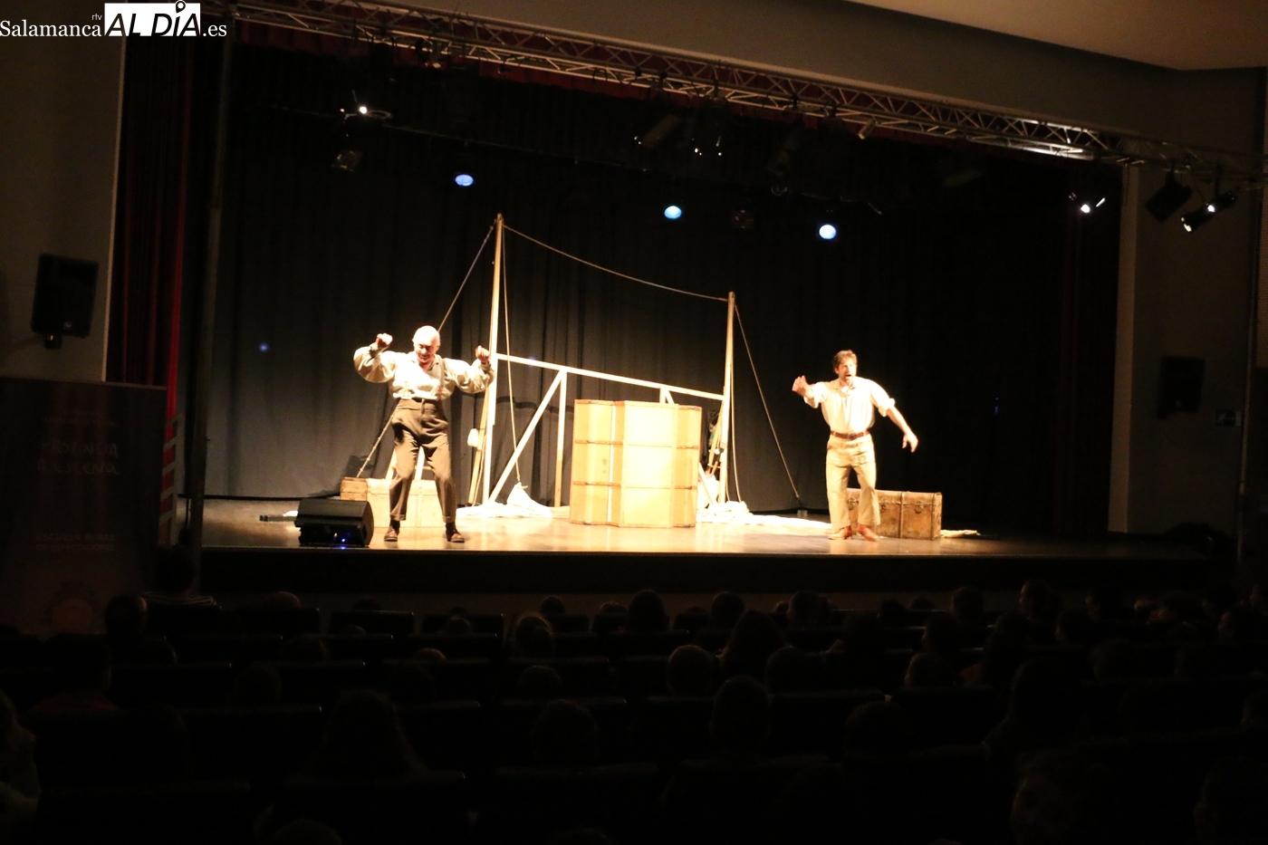 Cerca de 200 escolares disfrutan del teatro en Vitigudino