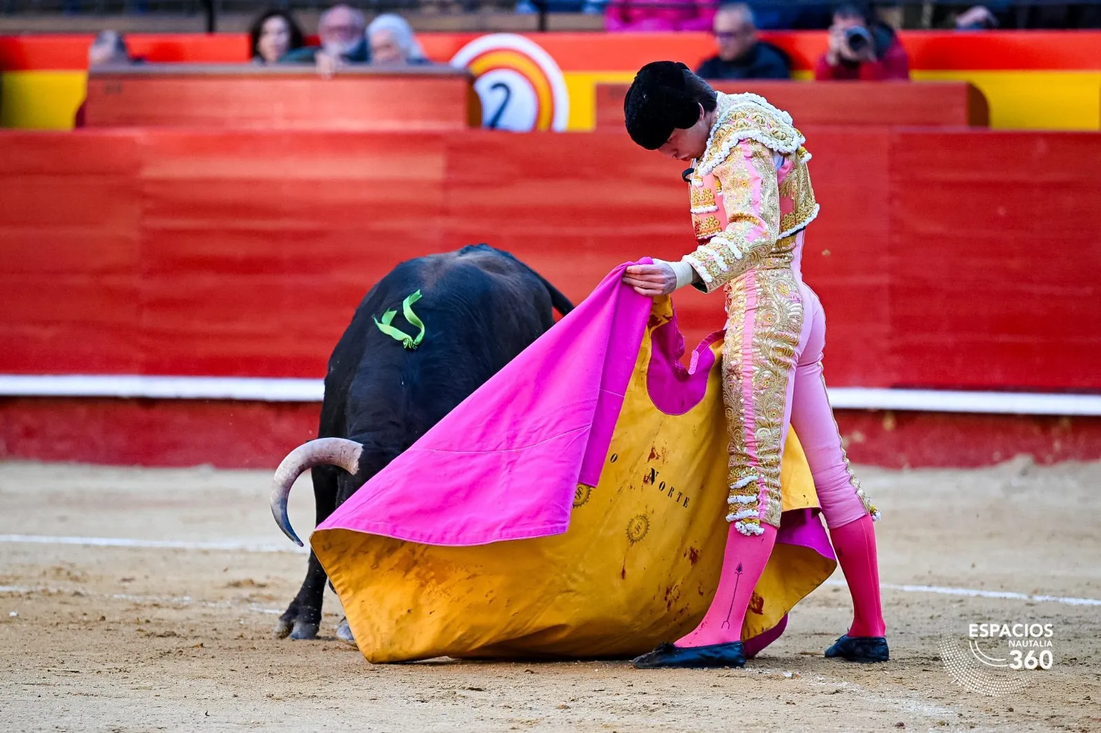 Julio Norte a hombros en Valencia | Foto: Espacios Nautalia 360