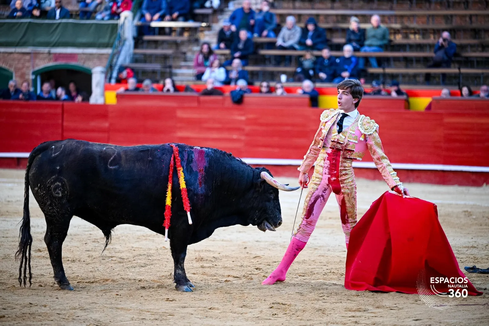 Julio Norte a hombros en Valencia | Foto: Espacios Nautalia 360