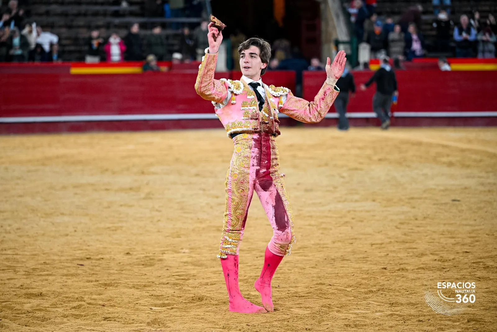 Julio Norte a hombros en Valencia | Foto: Espacios Nautalia 360