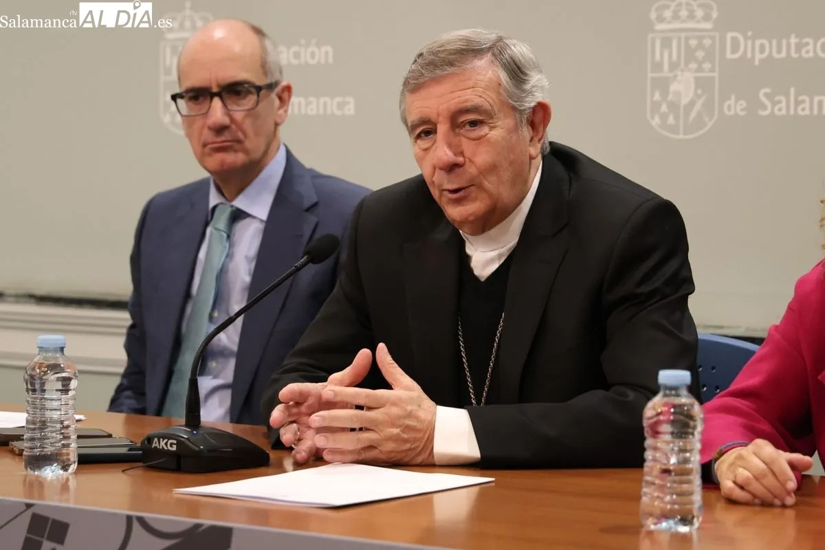 El presidente de la Diputación de Salamanca, Javier Iglesias, junto a los obispos de las Diócesis de Salamanca y Ciudad Rodrigo, José Luis Retana, y de Plasencia, Ernesto Jesús Brotóns, presentan este plan. Foto de David Sañudo