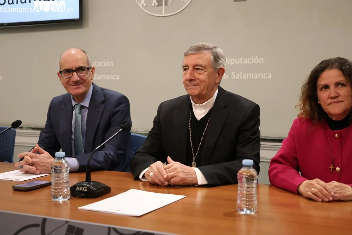 El presidente de la Diputación de Salamanca, Javier Iglesias, junto a los obispos de las Diócesis de Salamanca y Ciudad Rodrigo, José Luis Retana, y de Plasencia, Ernesto Jesús Brotóns, presentan este plan. Foto de David Sañudo