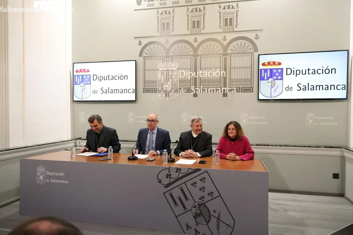 El presidente de la Diputación de Salamanca, Javier Iglesias, junto a los obispos de las Diócesis de Salamanca y Ciudad Rodrigo, José Luis Retana, y de Plasencia, Ernesto Jesús Brotóns, presentan este plan. Foto de David Sañudo