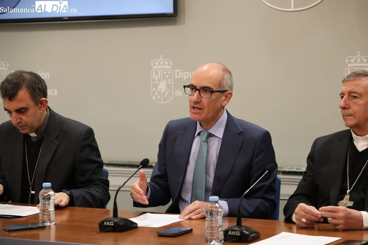 El presidente de la Diputación de Salamanca, Javier Iglesias, junto a los obispos de las Diócesis de Salamanca y Ciudad Rodrigo, José Luis Retana, y de Plasencia, Ernesto Jesús Brotóns, presentan este plan. Foto de David Sañudo